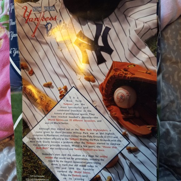 1999 Limited Edition New York Yankee Barbie (please read below) - Picture 4 of 5